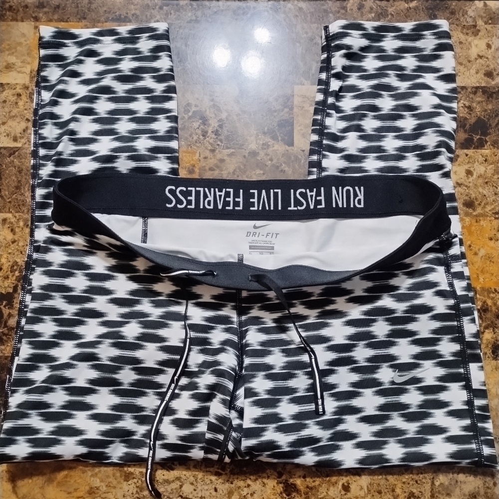 Nike Dri Fit Women's Relay 3/4 cropped leggings